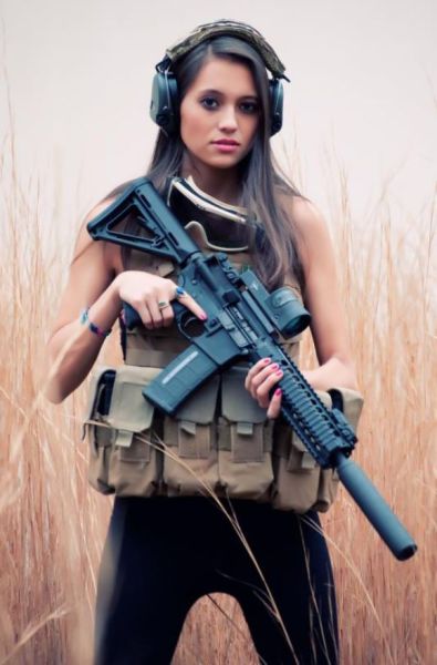 hot_chicks_with_guns_71.jpg