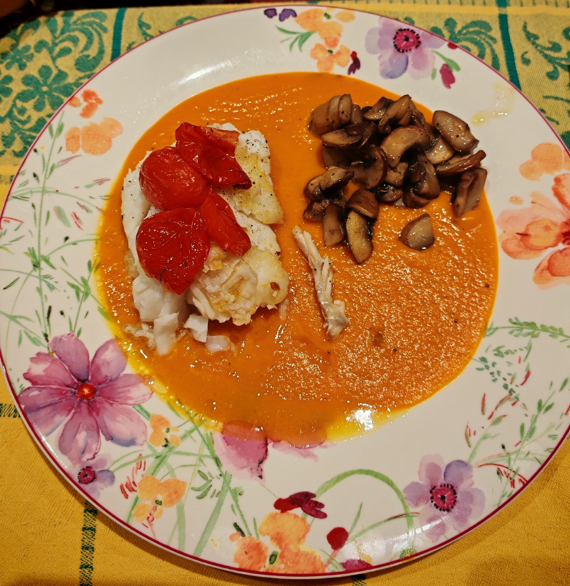 Merluzzo con funghi su crema di zucca.jpg