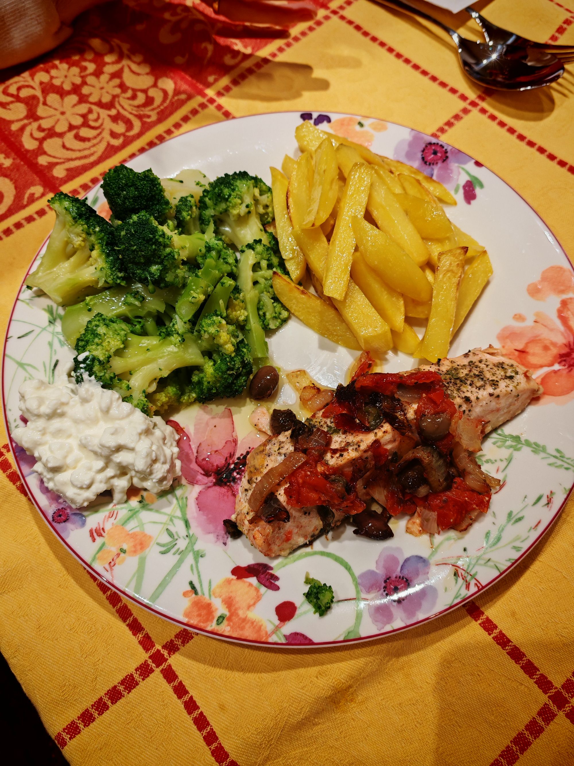 Salmon with Broccoli and Slim Frech Fries.jpg