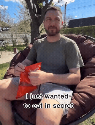 when-you-want-to-eat-snack-but-you-have-a-dog-1778717642.3271.gif